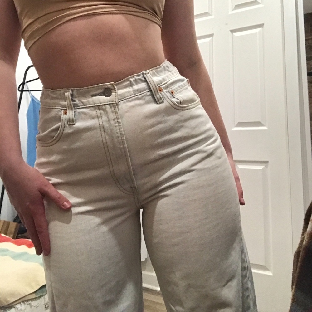 Light Wash Levi’s Wide Leg Jeans size 32